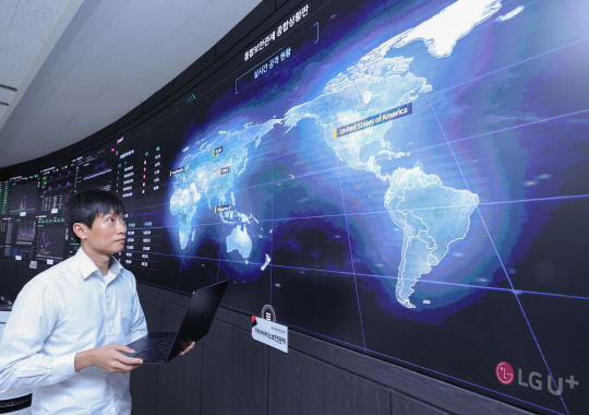 LG유플러스가 스미싱 범죄 조직이 악성 앱 주소(URL)를 변조해 차단 조치를 우회하려는 꼼수까지 포착하는 'AI 악성 앱 분석 솔루션'을 도입했다. 사진은 LG유플러스 임직원이 고객피해방지 분석시스템을 활용해 사이버위협 요인을 점검하는 모습. LG유플러스 제공